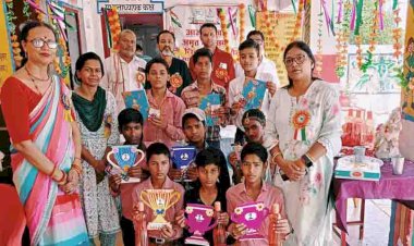 रंगारंग कार्यक्रम एवं फेयरवेल पार्टी के बीच बच्चों को रिजल्ट एवं पुरस्कार देकर किया गया प्रोत्साहित