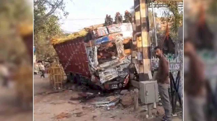 आलू से भरा अनियंत्रित ट्रक रेलवे हाईट गेज में घुसा, चालक की मौत