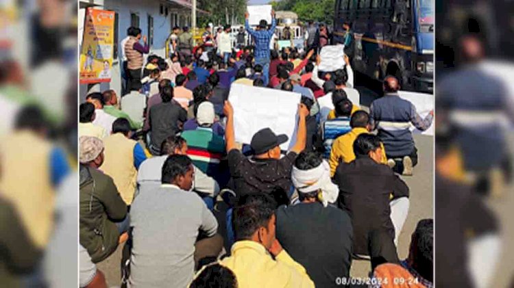 69 हजार शिक्षक भर्ती मामले में उप मुख्यमंत्री केशव के आवास का अभ्यर्थियों ने किया घेराव