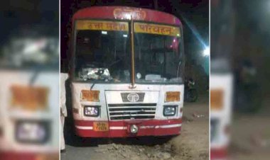 रोडवेज बस का पहिया फुटपाथ पर धंसा, बाल-बाल बचे यात्री