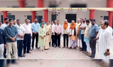 अंग वस्त्र देकर सेवानिवृत्त शिक्षकों को किया सम्मानित