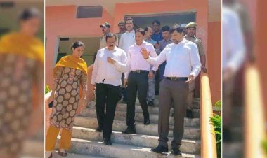 डीएम ने मतदान कार्मिकों के प्रशिक्षण का किया निरीक्षण