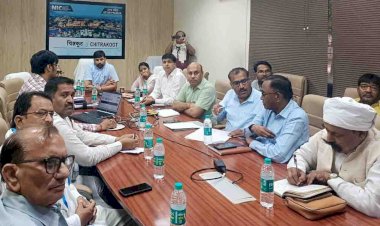 राजनीतिक दलों के साथ ईवीएम मशीनों का किया रेंडमाइजेशन