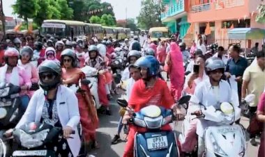 मतदाता जागरूकता के नारों संग सड़कों पर दौड़ी पिंक स्कूटी रैली