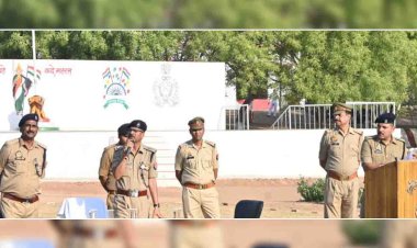 परेड की सलामी लेकर एसपी ने किया निरीक्षण