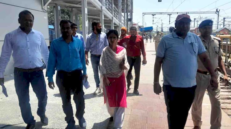 स्टेशन इंप्रूवमेंट ग्रुप (एसआईजी) की टीम ने  किया वीरांगना लक्ष्मीबाई झाँसी रेलवे स्टेशन का निरीक्षण
