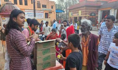 बाल व्यास ने श्रद्धालुओं को पिलाया शर्बत