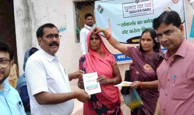 आमंत्रण पत्र बांट एसडीएम ने मतदान के प्रति किया जागरुक