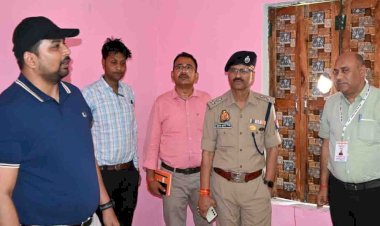 डीएम-एसपी ने बूथों का निरीक्षण कर देखे इंतजाम