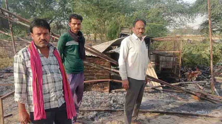 शॉर्ट सर्किट से ढाबा में लगी आग, लाखों का सामान जलकर खाक