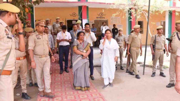 बाँदा : जिला निर्वाचन अधिकारी दुर्गा शक्ति नागपाल ने किया विभिन्न मतदान केन्द्रों का निरीक्षण