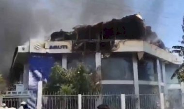 मुजफ्फरनगर में एसी फटने से कार शोरूम में लगी भीषण आग