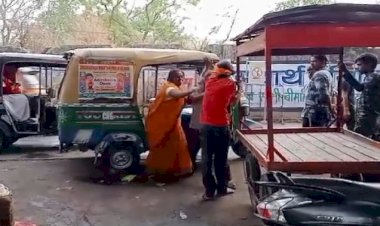 बदतमीजी करने पर महिला ने चप्पलों से पीटा- वीडियो वायरल