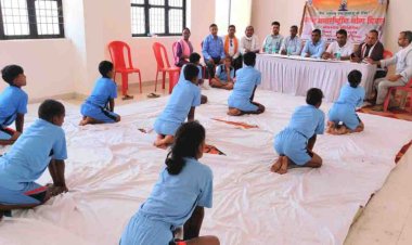 मंदाकिनी के किनारे कराया योगाभ्यास, हुई योग प्रतियोगिता