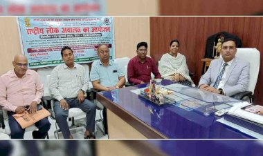 जिला जज ने अधिकाधिक वाद निस्तारण को लेकर की बैठक