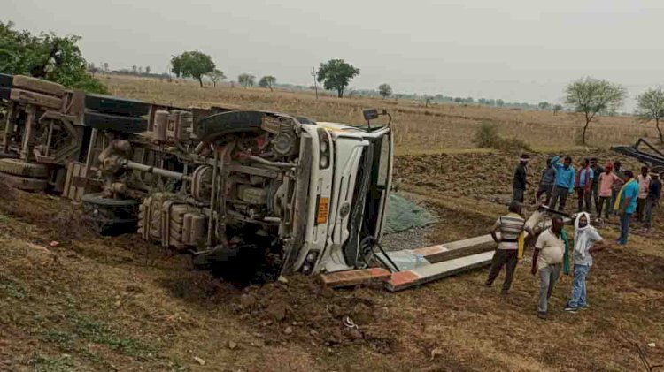 अनियंत्रित ट्रेलर पलटा, दो विद्युत पोल टूटे