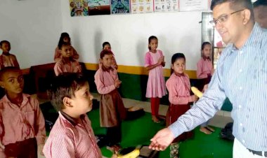 मीनू के हिसाब से छात्र, छात्राओं को दिया जाए भोजन: डीएम