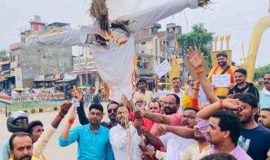 भाजयुमो ने किया प्रदर्शन, फूंका पुतला