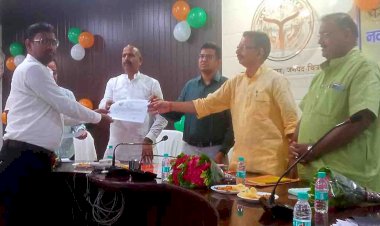 89 नवनियुक्त लेखपालों को बांटे गए नियुक्ति पत्र