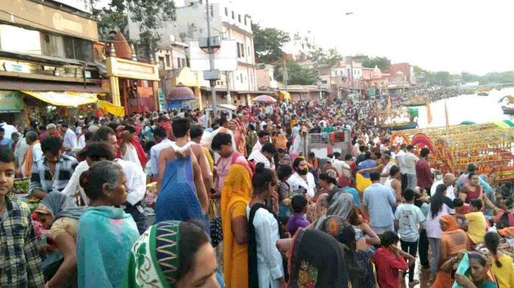 श्रद्धालुओं ने रिमझिम बारिश में लगाई कामदगिरि की परिक्रमा