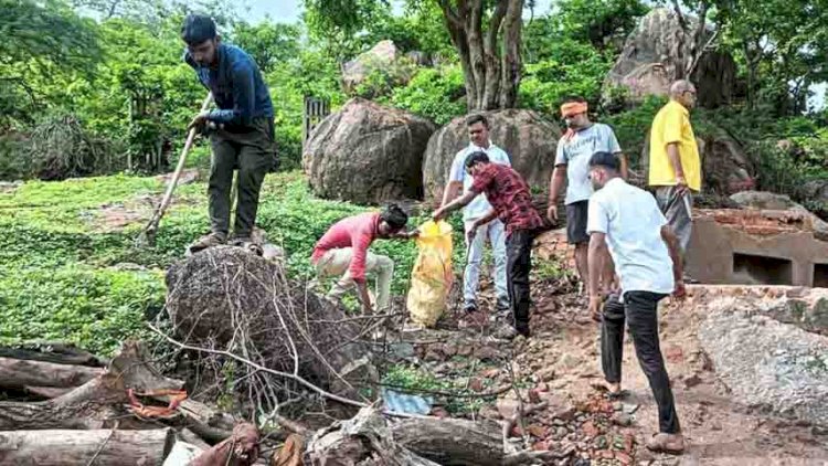 समिति ने कामदगिरि पर्वत किनारे चलाया सफाई अभियान