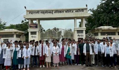 कलकत्ता में दुष्कर्म मामले में झांसी के जूनियर डॉक्टर हड़ताल पर
