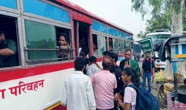 साबरमती एक्सप्रेस डीरेल : हमीरपुर और सुमेरपुर बस स्टैण्डों पर यात्रियों की भारी भीड़