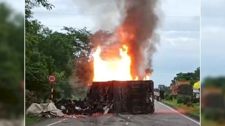 टायर फटने से चलता ट्रक बना आग का गोला, वीडियो बनाने में दो ट्रक आपस में टकराए