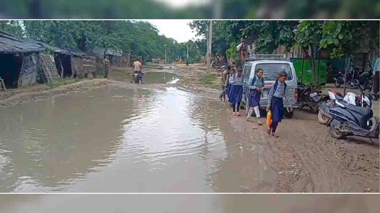 झमाझम बारिश में सड़क पर भरा पानी, गड्ढाें से निकलना दूभर