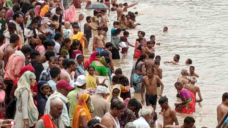 श्रावण मास की अमावस्या में श्रद्धालुओं ने लगाई कामदगिरि की परिक्रमा