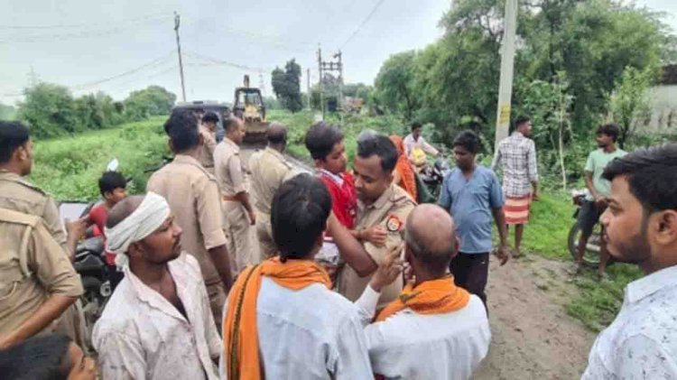 वैन का शीशा ताेड़कर बच्चों को सुरक्षित बाहर निकाला