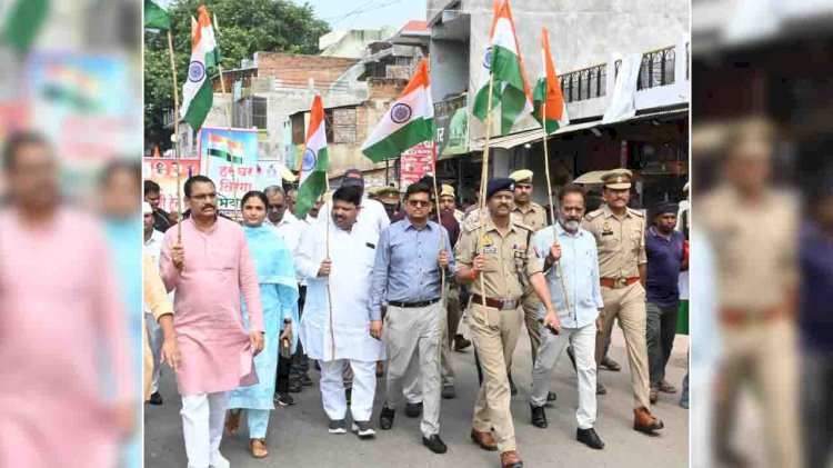 जनप्रतिनिधियों सहित अफसरों ने राष्ट्रीय ध्वज लेकर किया पैदल मार्च