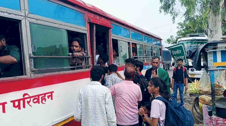 साबरमती एक्सप्रेस डीरेल : हमीरपुर और सुमेरपुर बस स्टैण्डों पर यात्रियों की भारी भीड़