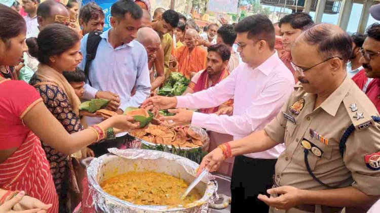 शिव मंदिर में डीएम-एसपी ने विधिवत पूजा अर्चना कर बांटा प्रसाद