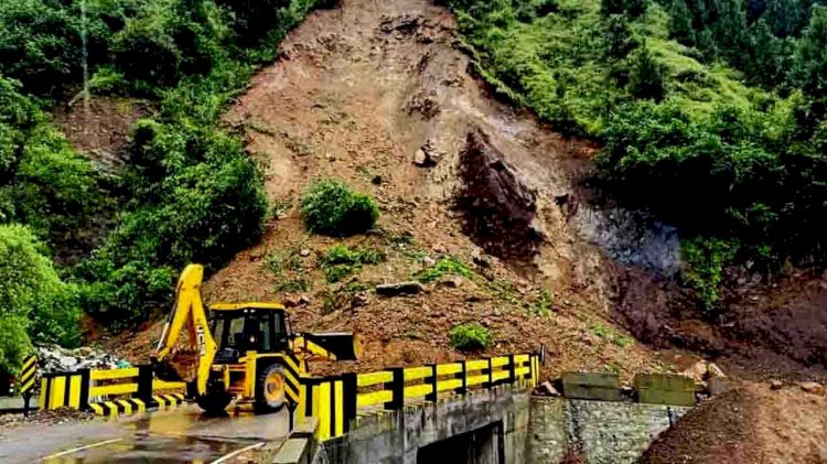 पहाड़ों पर डरा रहा मौसम, राष्ट्रीय राजमार्ग समेत कई सड़कें अवरुद्ध, 2 सितंबर तक येलाे अलर्ट