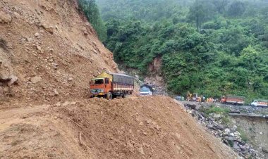 भूस्खलन से कमेडा व नंदप्रयाग में बद्रीनाथ हाइवे बंद, 130 तीर्थयात्री फंसे, 40 निकाले गए