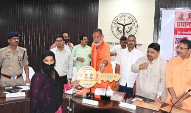 लाभार्थियों को प्रभारी मंत्री ने बांटी आवास की चाभी