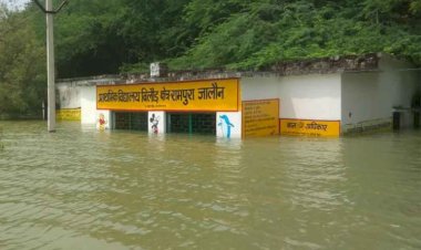 बाढ़ के पानी ने बढ़ाई मुश्किलें, ग्रामीणों की मदद से बची गर्भवती महिला की जान
