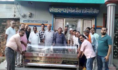 संकल्प परिवार ने मुक्तिधाम समिति को डेड बॉडी फ्रीजर किया दान