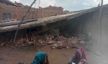पक्के मकान की छत गिरने से दबे वृद्ध दम्पति, पति की मौत