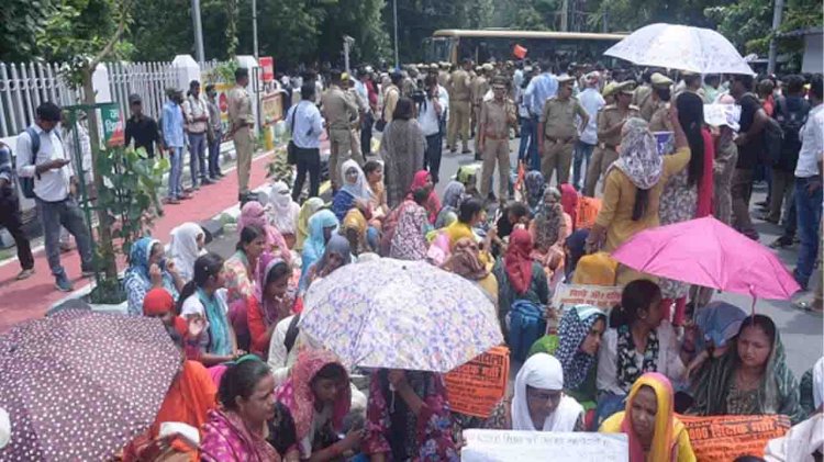 69 हजार शिक्षक भर्ती अभ्यर्थियों ने उपमुख्यमंत्री केशव प्रसाद मौर्य का आवास घेरा