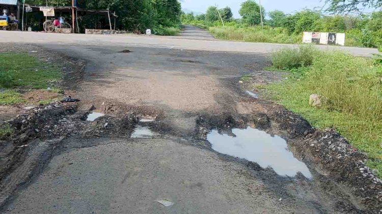 दो माह पूर्व बनी 18 किलोमीटर लंबी सड़क बारिश में ध्वस्त, विधायक ने विशेष सचिव लाेनिवि को लिखा पत्र