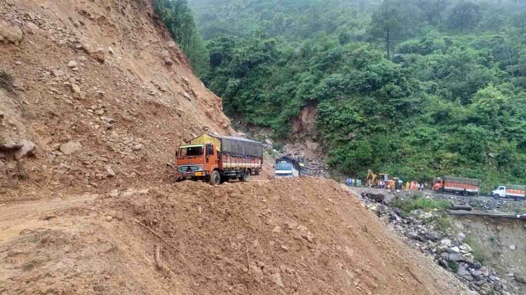 भूस्खलन से कमेडा व नंदप्रयाग में बद्रीनाथ हाइवे बंद, 130 तीर्थयात्री फंसे, 40 निकाले गए