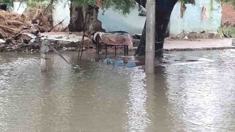 बाढ़ की चपेट में दर्जनों गांव, ग्रामीणों का रेस्क्यू जारी