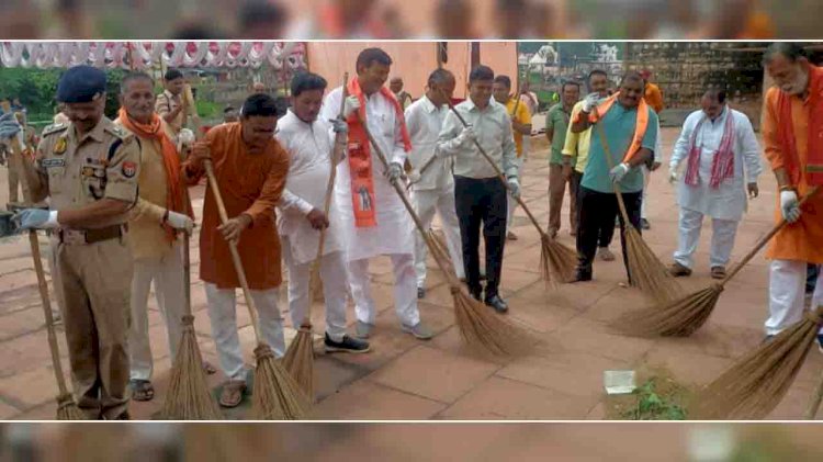 प्रभारी मंत्री ने सफाई कर स्वच्छता की दिलाई शपथ, लगाया पौधा