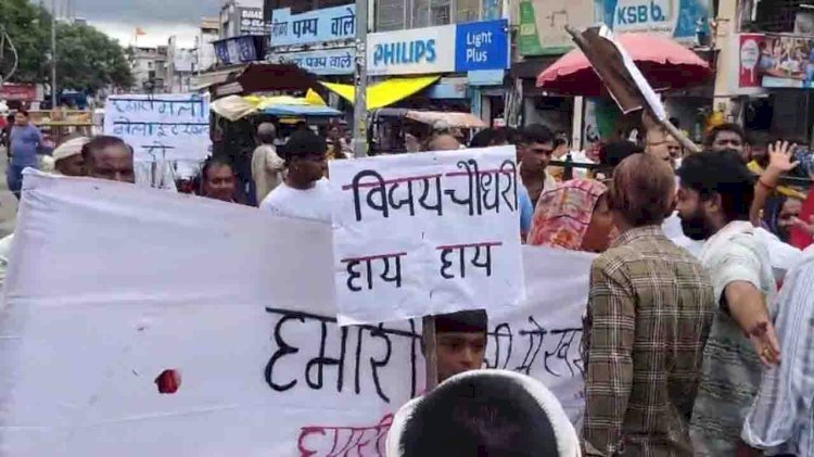 नगर पालिका अध्यक्ष के घर का घेराव, जमकर नारेबाजी