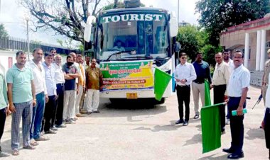 डीएम ने बस को हरी झंडी दिखा कर किया रवाना