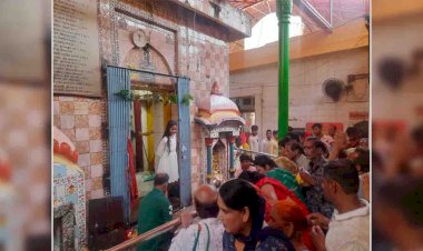 शारदीय नवरात्र के पहले दिन बुन्देलखण्ड की कुलदेवी को जल चढ़ाने उमड़ी श्रद्धालुओं की भीड़
