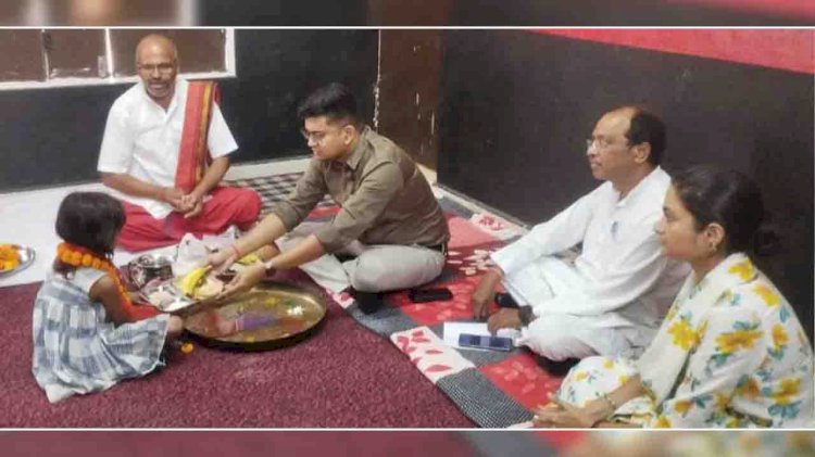 डीएम ने 51 कन्याओं की पूजा कर बांटे उपहार