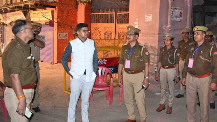 पैदल भ्रमण कर ड्यूटी पर तैनात पुलिस कर्मियों को दिये निर्देश